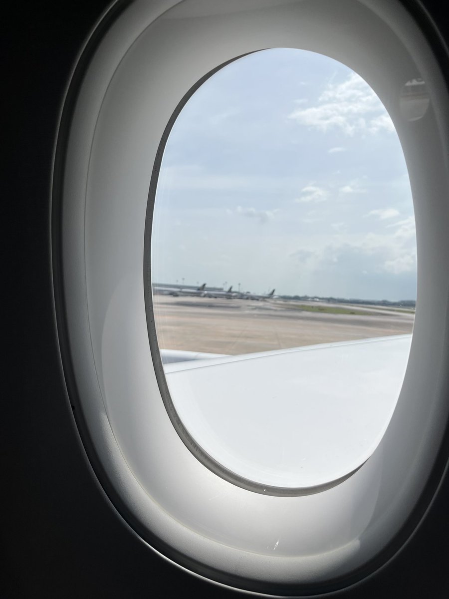 CheeseClub8's tweet photo. 一年ぶりの飛行機&amp;じゃぱんに行くです https://t.co/u8wcWt6MYg