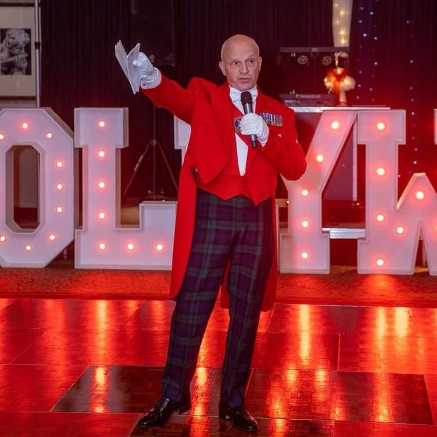 ToastmasterBSB's tweet photo. 🤓2021😷

💥That's a wrap ladies and gentlemen.💥

2021 was a very productive year as a #weddingmc #corporatemc🎤 #boxingmc 

The #redcoat, waistcoat and trews have been dry cleaned and put to their bed for this year. Next outing for the claes will be 8 Feb 22. https://t.co/3ezQlrIWlA