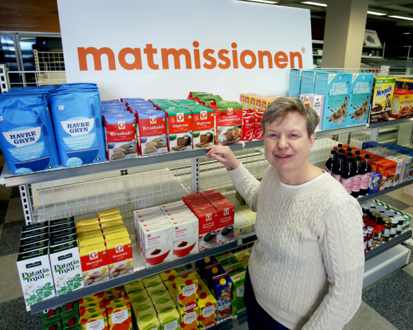 axfood's tweet photo. Den här veckan för sex år sedan var vi med och grundade till den allra första Matmissionen tillsammans med @STHstadsmission. Butiken hjälper ekonomiskt utsatta att handla billigare mat och minskar samtidigt matsvinnet. Idag finns fyra butiker - och fler planeras!  💚 https://t.co/Hzc9NT5CHe