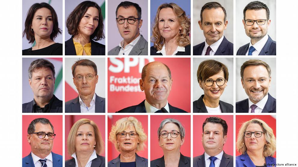 Yeni Almanya hükümetinde Türk kökenli 4 kişi.

Cem Özdemir: Gıda ve Tarım Bakanı
Mahmut Özdemir: İçişleri Müsteşarı
Ekin Deligöz: Aile Müşteşarı
Cansel Kızıltepe: İmar Bakanlığı Müsteşarı