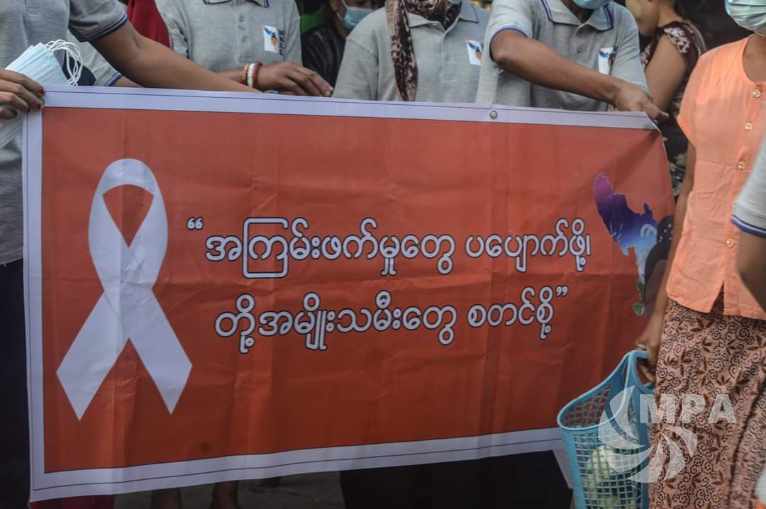 ActivistLittle's tweet photo. Campaign to end violence against women was held in Rakhine's Maungdaw, by Women Network Rakhine Region, a group of women from various religions, on Dec 9.♀️

#Dec9Coup #OrangeTheWorld
#WhatsHappeningInMyanmar https://t.co/p6Rx0nEdp9