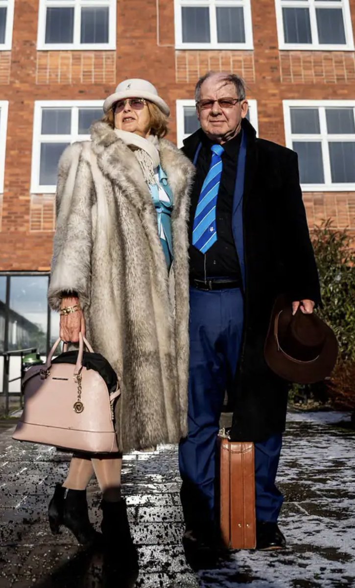 Nästan så man börjar snegla på den där ödlekonspirationen när man ser dessa två. Ser VERKLIGEN ut som om de klätt ut sig till människor.