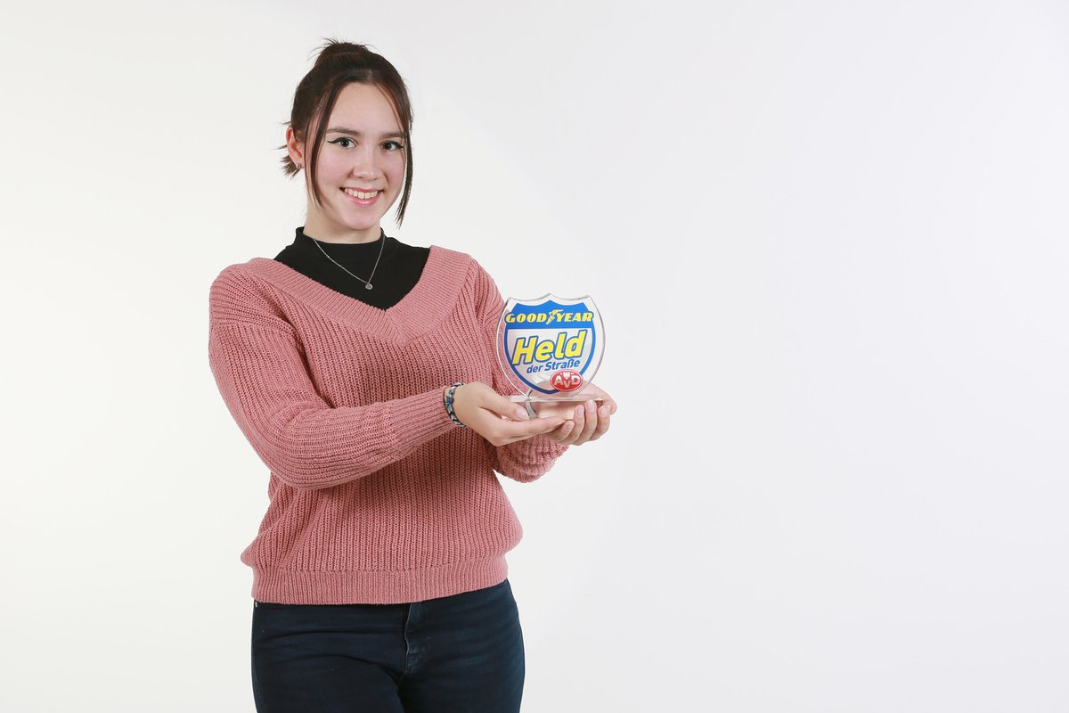 Jana Diser aus #Leopoldshöhe kümmerte sich um ein stark blutendes #Unfallopfer, bis der Rettungshubschrauber eintraf. Die 18-jährige Schülerin leistete vorbildlich Erste Hilfe und ist unser aktueller #Held der Straße. Mehr unter 
bit.ly/3pHPrUg