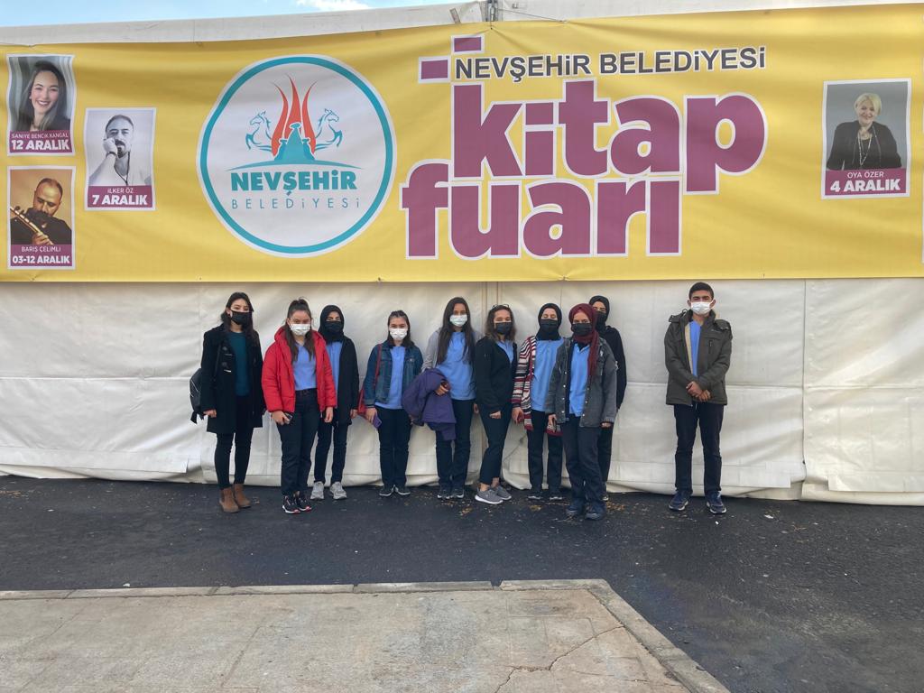 AvanosMem's tweet photo. Nevşehir Belediyesi Kültür ve Sosyal İşler Müdürlüğü tarafından düzenlenen kitap  fuarına Özkonak Hacı Halil Türkan öğretmen ve öğrencilerimiz fuar içerisinde yer alan stantları ziyaret ederek,kitaplarla buluşmanın mutluluğunu yaşadılar. @OlgunOner @Murat69_Demir @nevsehirmem https://t.co/hpwFsLcWih