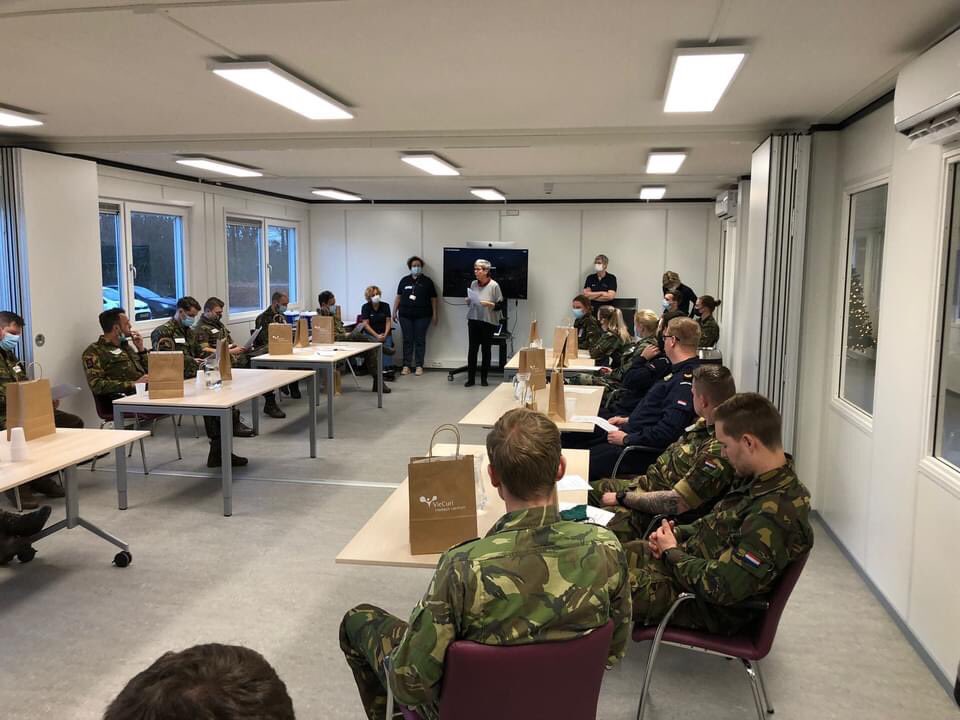 De hulptroepen zijn gearriveerd! Vandaag kregen 25 medisch geschoolde militairen een warm welkom bij VieCuri in Venlo. De militairen gaan ondersteunen op de covid-verpleegafdeling. De extra handen van Defensie zorgen voor een verlichting van de druk op de eigen verpleegkundigen.