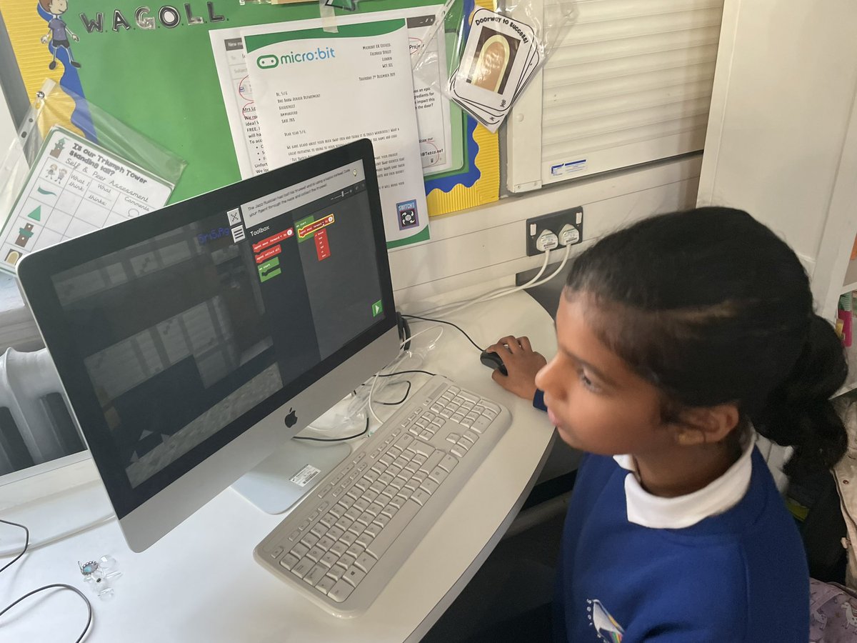 BroBanw's tweet image. Dosbarth Caernarfon enjoying their online lesson for #anhourofcode today. Diolch @ManonWatkins for our inspiring session and taking us back in time! @PlayCraftLearn @HwbNews #banwdcf