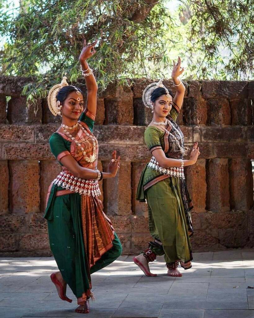 BBSRBuzz's tweet photo. Great artists are people who find the way to be themselves in their art. #Odissi #odishidancer ©@clicksandposes #bhubaneswarbuzz https://t.co/UBEjmZvIuC Great artists are people who find the way to be themselves in their art. #Odissi #odishidancer ©@clicksandposes #bhubaneswarb… https://t.co/JUmilYZhPq