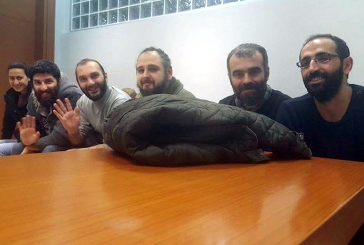 jailedjournos's tweet image. Eski Maliye Bakanı Berat Albayrak’ın #RedHack tarafından yayınlanan e-maillerini haberleştiren 6 gazeteci; @derya_okatan @tuncaogreten @metinyoksu @MahirKanaat @nucegihan @EraySargn1 ve Ömer Çelik bugün tekrar mahkeme karşısına çıktı. +++ #gazeteciliksuçdeğildir