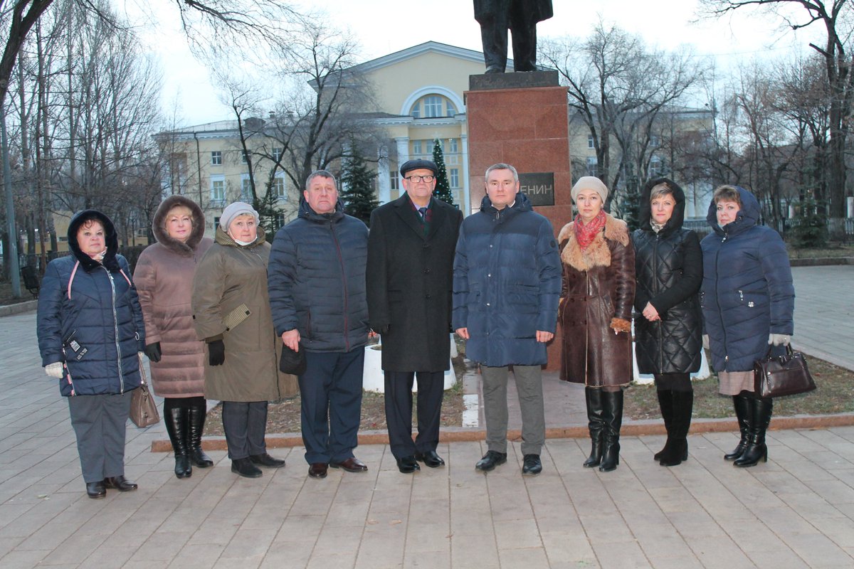 9.12.2021г. коллектив АНО «ЦСОН«Центральный»  принял участие в мероприятии,посвящ-м Дню Героев Отечества.В честь памятной даты в сквере «Нефтяник» Куйбыш-го района прошло возложение цветов к памятному знаку«Защитнику Отечества».Память Героев СССР и России почтили минутой молчания