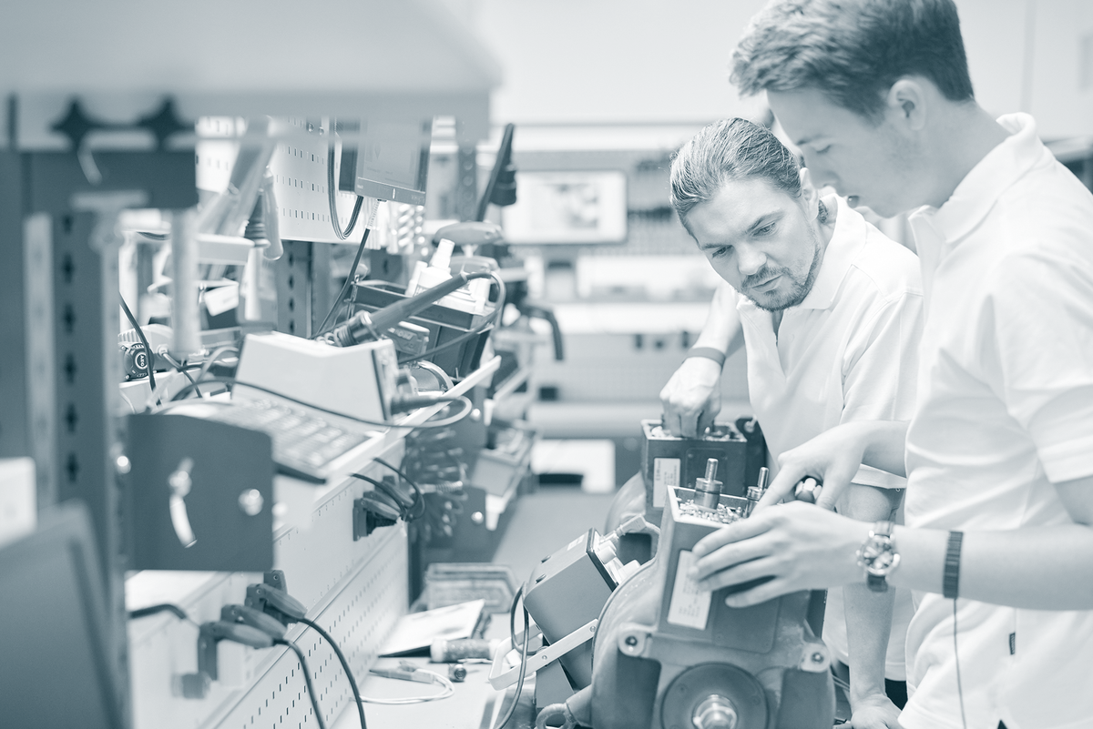 VINCORION_news's tweet photo. #Engineers are known for always giving 120 percent to achieve the perfect solution. But in the end, this perfection is not always what is actually used. Learn more about special demands placed on engineers in the #defense industry: https://t.co/Nvtw4MYXYb #tailoredtechnology https://t.co/jg9BZgQTld