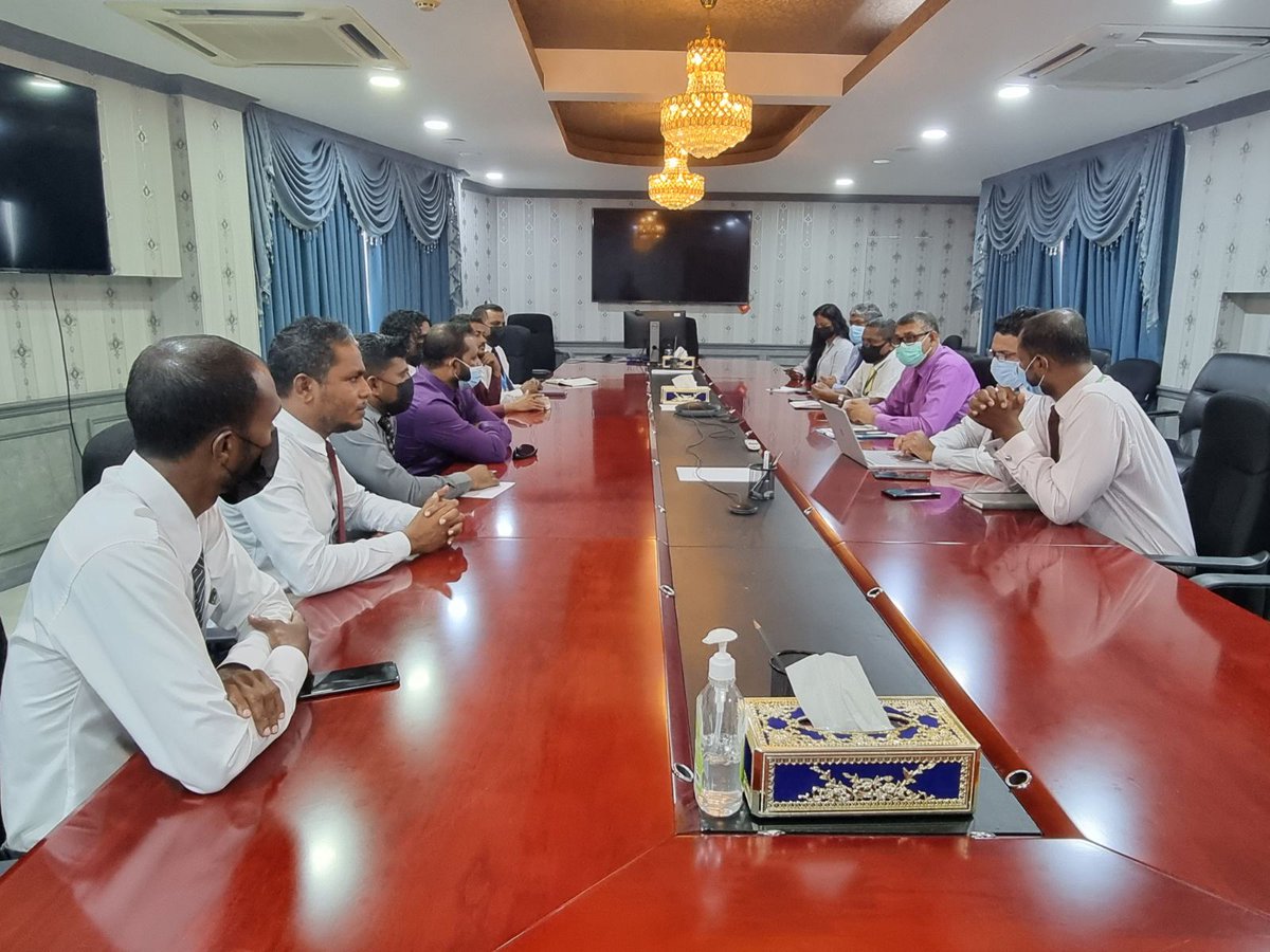 GaAtollCouncil's tweet photo. މިއަދު އަތޮޅުކައުންސިލްގެ ޓީމުން ހެލްތު މިނިސްޓްރީގެ އިސްބޭފުޅުންނާއި ބައްދަލުކޮށް އަތޮޅުގެ ސިއްޙީ ހާލަތުގެ ފެންވަރު ރަނގަޅުކުރުމަށާއި، އިތުރަށް ޚިދުމަތް ފުޅާ ކުރުމާ ބެހޭގޮތުން މުޙިއްމު މަޝްވަރާތަކެއްކޮށްފި. 
@MoHmv @Yaugoob181 https://t.co/nbUwFXPLjW