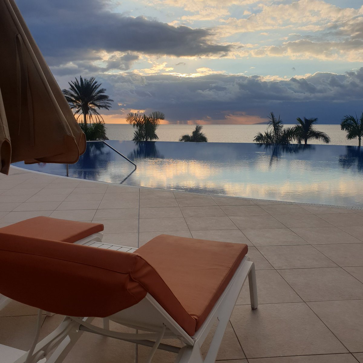 A few snaps from a recent getaway to brighten up this cold dark winters morning... <a href="/h10hotels/">H10 Hotels</a> #AtlanticSunset #Travel #WinterSun #Tenerife #UntilNextTime ⛱🌴☀️