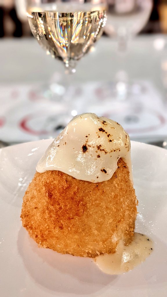 VJOsgood's tweet photo. Last night we had a fabulous time at @HarveyNichols for their #wine #dinner with @tuttoapposto3. Really delicious food and fantastic wines to match! Looking forward to 2022 events already! #winematching #Brum #Birmingham https://t.co/6I24OmGZfC