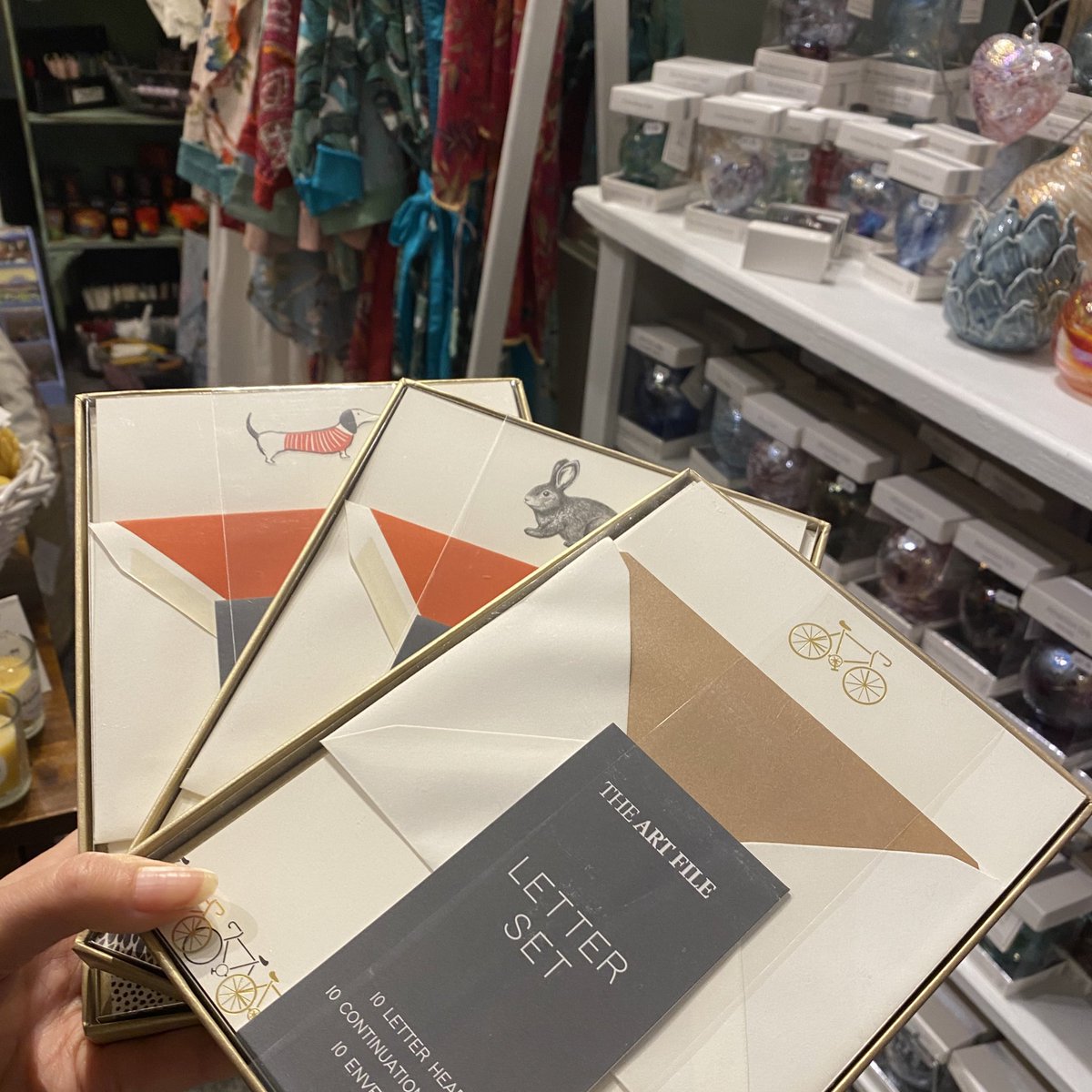 thebrushhouseuk's tweet photo. If you're looking for a beautiful gift for a #stationery lover, then these luxury writing sets are perfect! ✍️
#gloucester #writingset #letterset
#shoplocal https://t.co/IHNEtPiMVZ