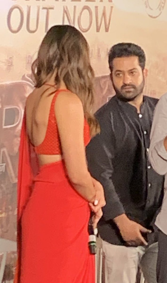 Sai_Mohan_999's tweet photo. Fan Girl Moments for @aliaa08 talking with her Telugu favourite Actor @tarak9999 🥵♥️🔥❤️. https://t.co/R1mT5GBOOM