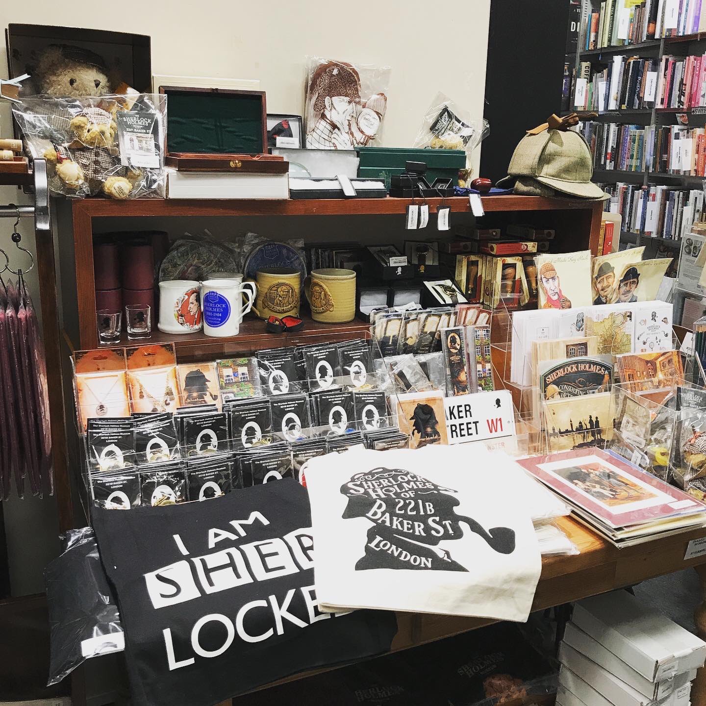 丸善丸の内本店 4f 4階洋書フロアにて シャーロック ホームズ博物館のグッズ展開中です ホームズ好きの方へのプレゼントにぴったり Sherlock シャーロキアン 洋書の丸善 T Co 0mtuapcu5d Twitter