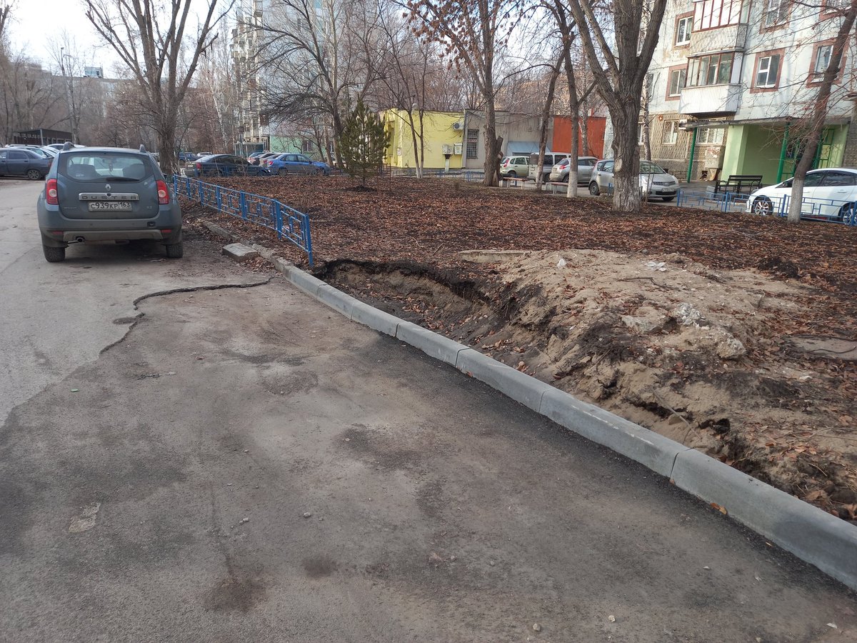 viktorov63's tweet photo. @adm_Len, @EBondarenko3, @SamMobilePriem, @Teploenergy63 после завершения работ на сетях ПТС во дворе дома по ул. Чернореченская, 49 вот такая неприглядная картина - провалы земли и асфальта, забор не восстановлен, рекультивация не проведена... https://t.co/DZNWfH88Ro