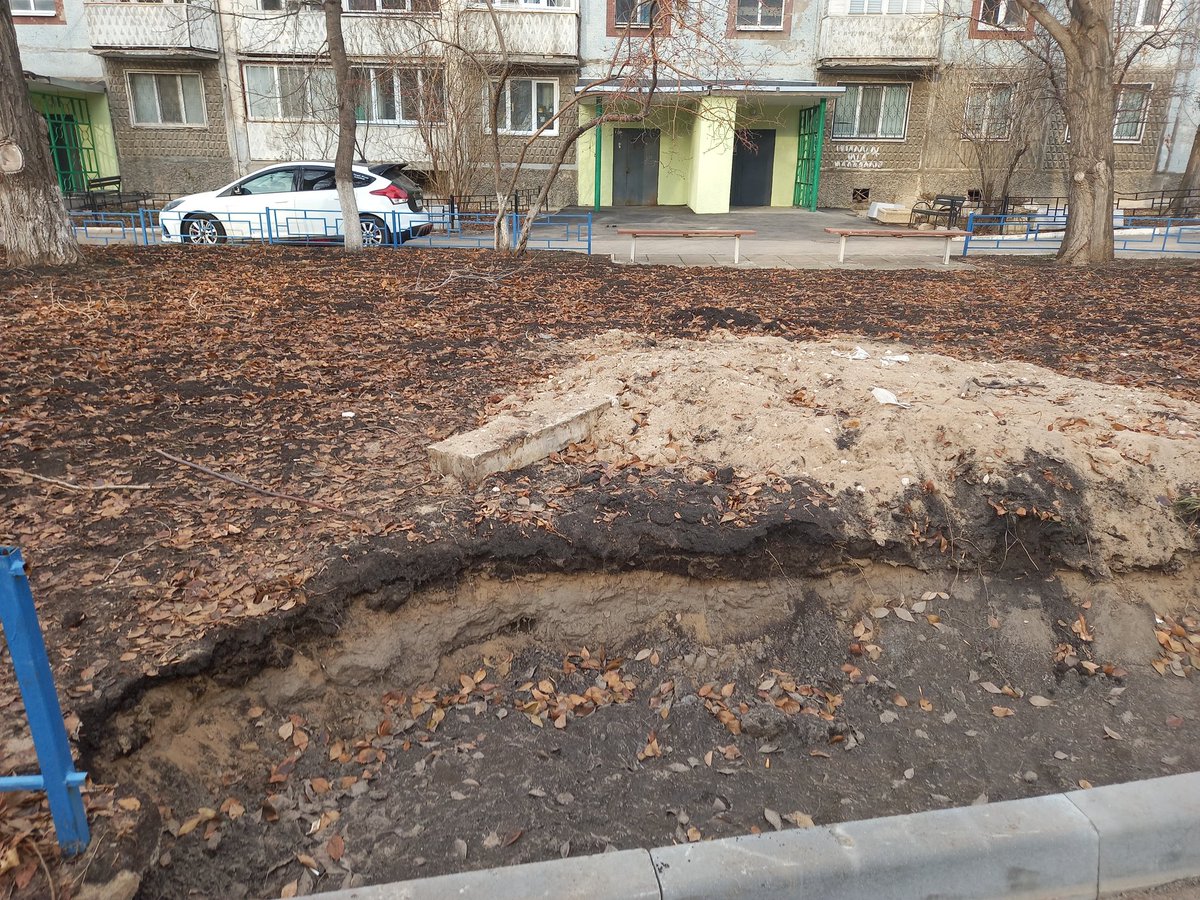 viktorov63's tweet photo. @adm_Len, @EBondarenko3, @SamMobilePriem, @Teploenergy63 после завершения работ на сетях ПТС во дворе дома по ул. Чернореченская, 49 вот такая неприглядная картина - провалы земли и асфальта, забор не восстановлен, рекультивация не проведена... https://t.co/DZNWfH88Ro