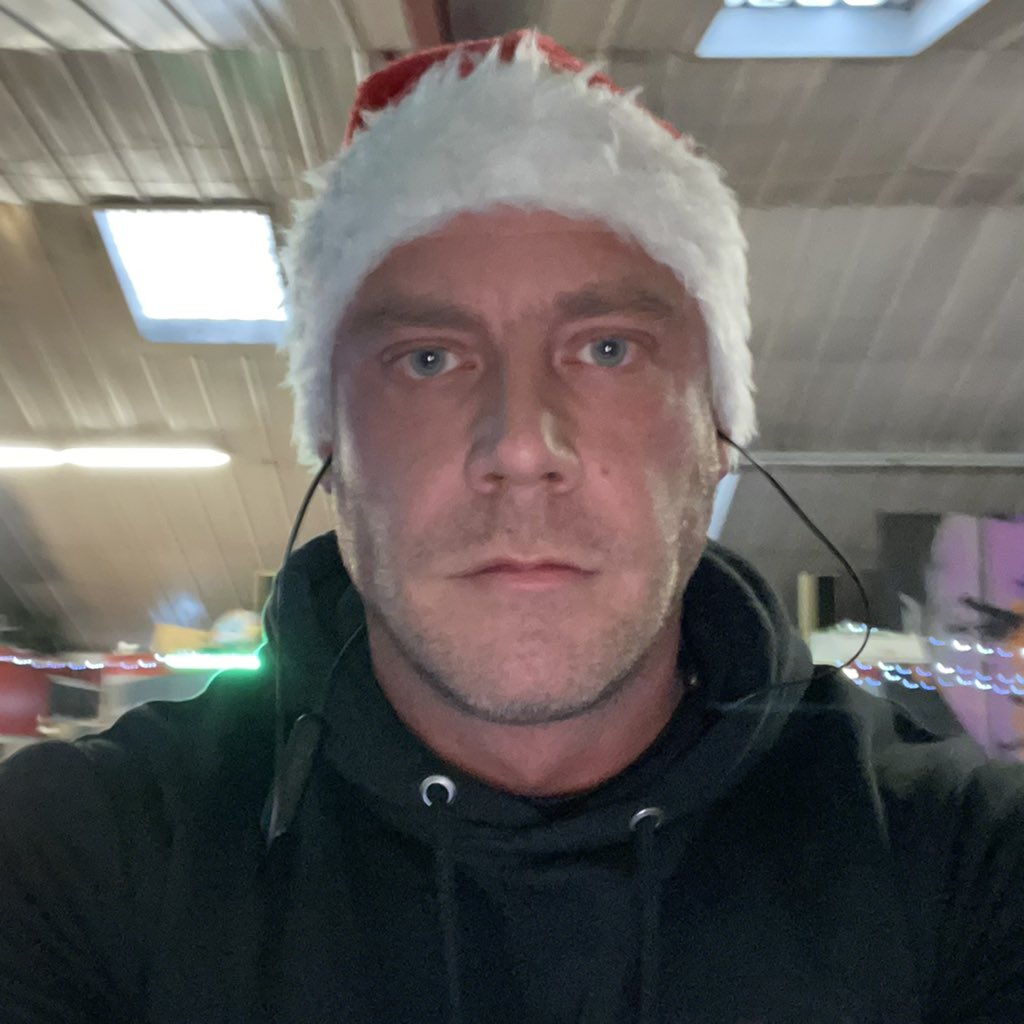 akafitbull's tweet photo. The look of a man enjoying some pre-Christmas-overeating-restday-cardio!!! 😉😂 
….testing a theory that this might mitigate some of the guilt of overindulging over Christmas! 🤔 🎄🍫🍪😋

#cardio #cardioworkout #offseasoncardio #christmasiscoming #overindulgence #guiltfreefood https://t.co/2f8A8gvsfz