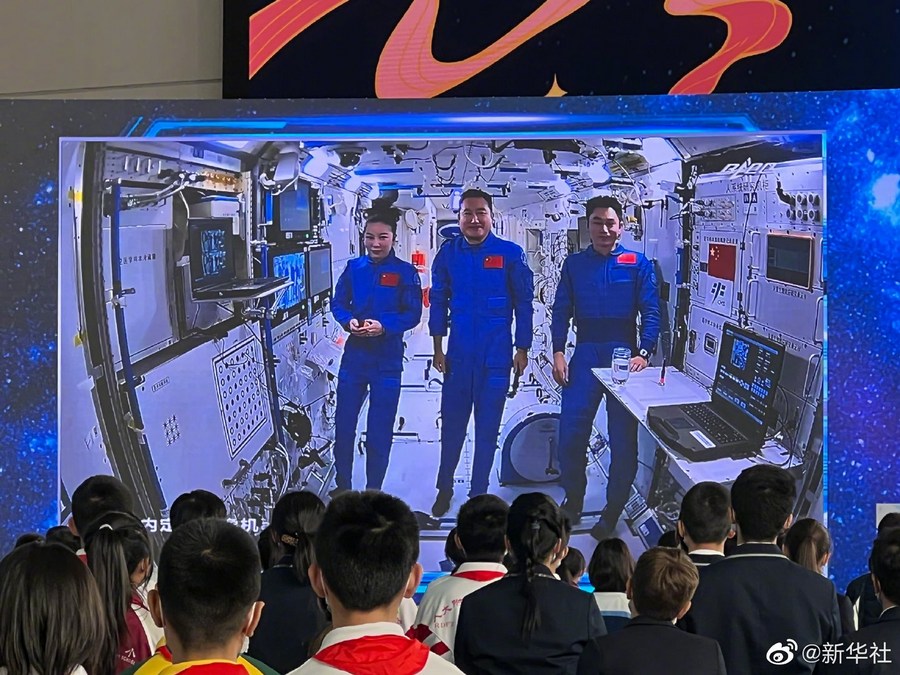 Update: Chinese astronauts give lecture from space. After introducing their living and working scenes in the space station, they begin to demonstrate science experiments xhtxs.cn/nYU