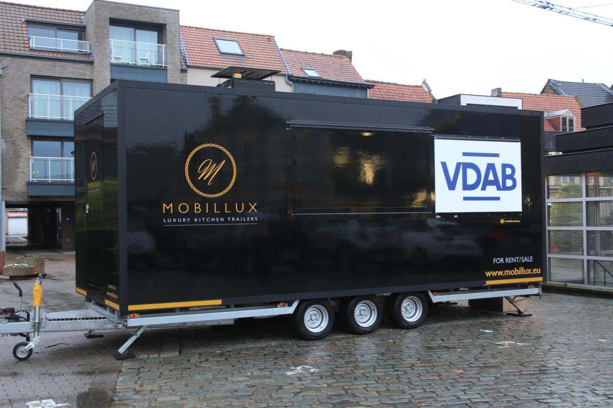 Vanaf deze week trekt VDAB met een mobiele horecakeuken door Vlaanderen. Het doel? De juiste kandidaten vinden voor de vele vacatures. vdab.cc/3ID8Q12 #vdab #eniedereenbeweegt #vacatures #horeca