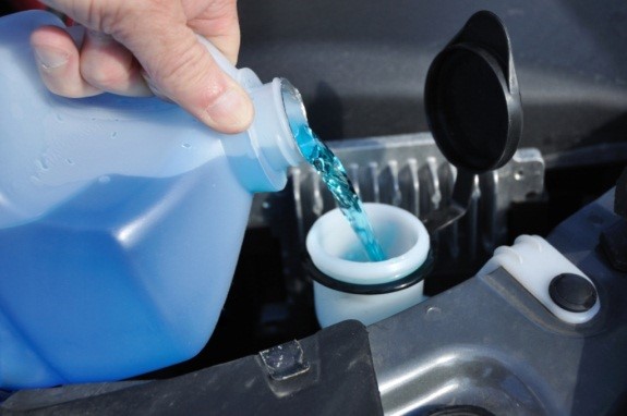 ON_Poison's tweet photo. Is #WindshieldWasher fluid toxic?
YES
It contains a chemical called #methanol that can cause:
kidney failure
blindness
death
NEVER #Siphon or store in #WaterBottle
Store out of sight & reach of children
15-30ml can be toxic based on your weight
1-800-268-9017
#PreventPoison https://t.co/lEmTT2CPBO