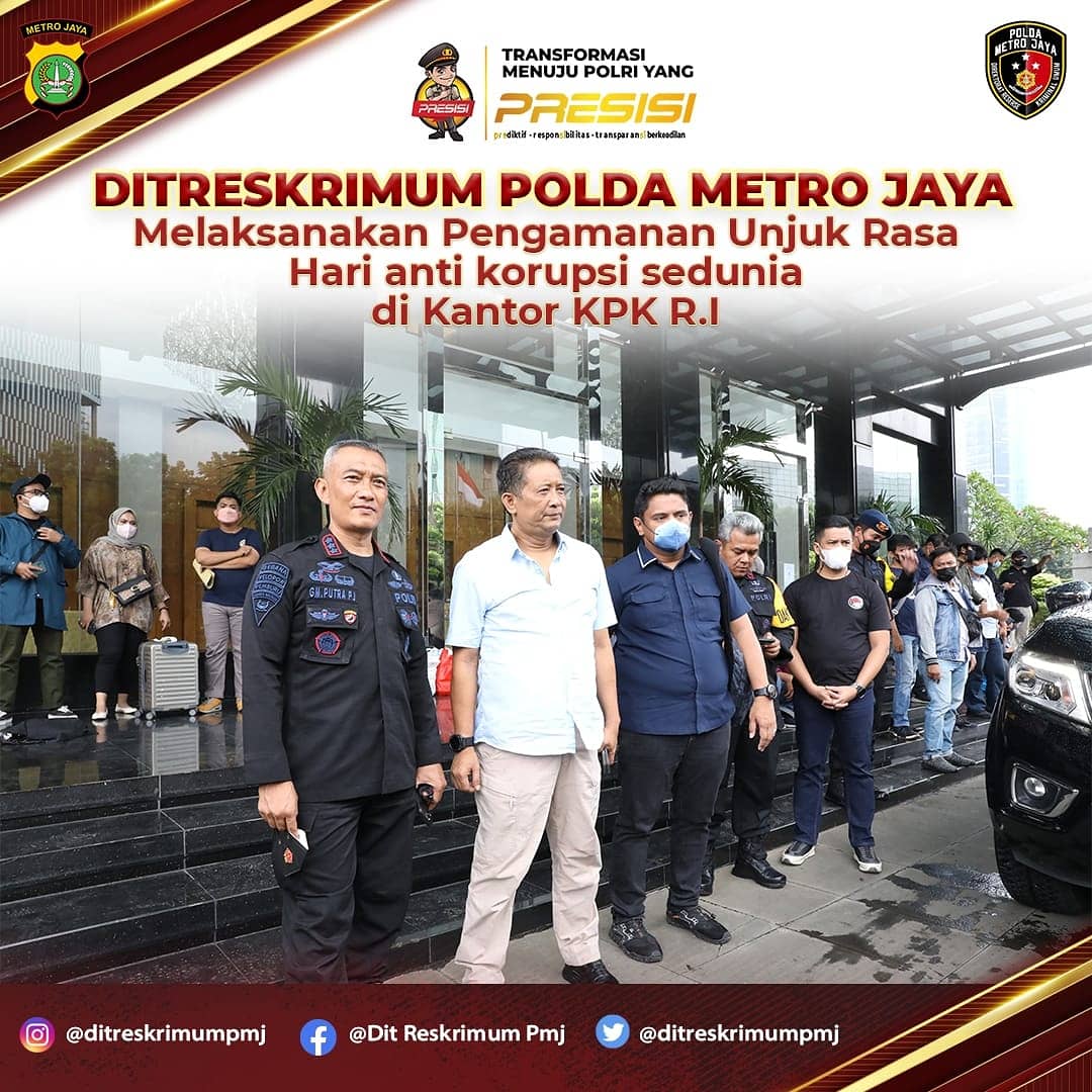 6_ranmor's tweet photo. Ditreskrimum Polda Metro Jaya melaksanakan Pengamanan Unjuk Rasa di depan Kantor KPK R.I dalam memperingati Hari Anti Korupsi Se-Dunia pada hari Kamis, 9 Desember 2021 . https://t.co/kzdC1X0sXQ