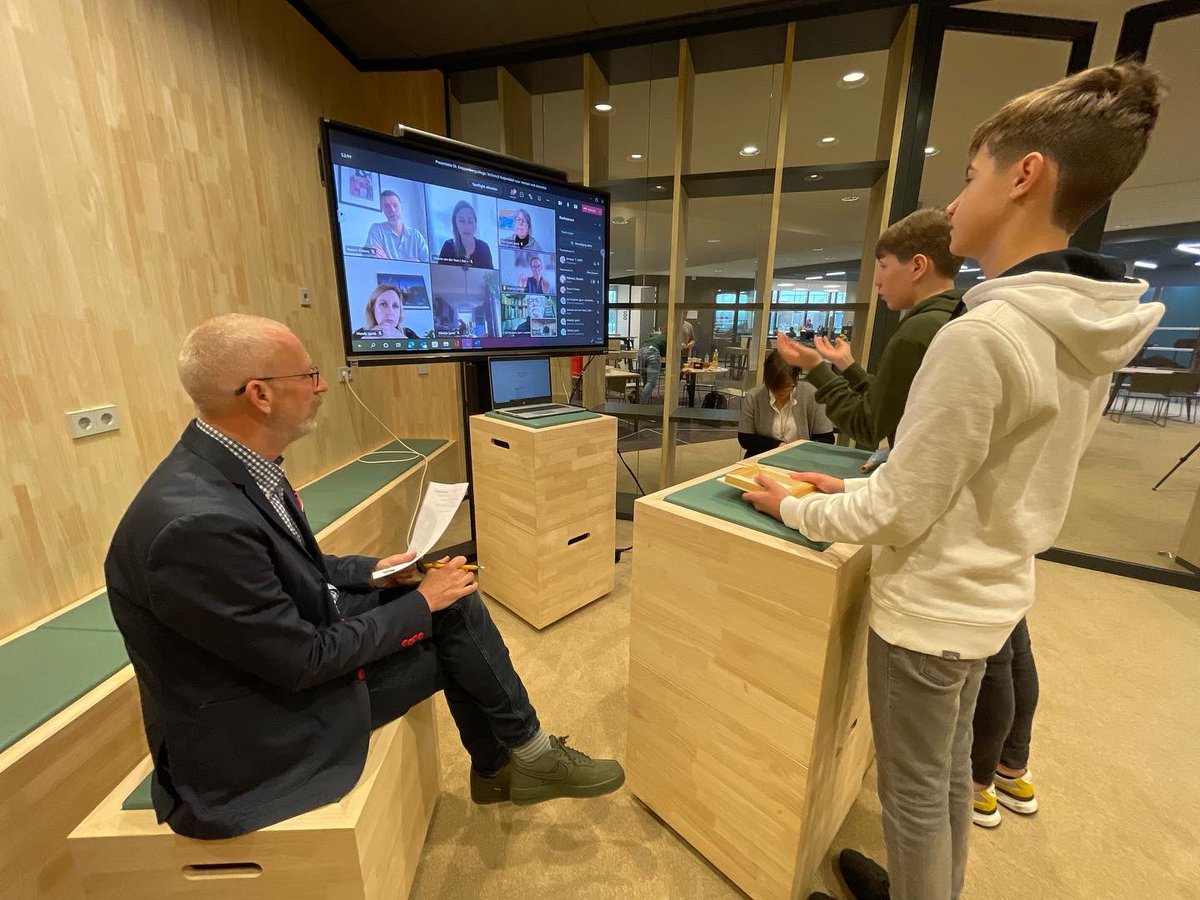 Dr. Knippenbergcollege tweet media