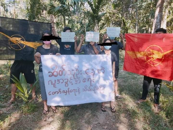 kayaprilnyein1's tweet photo. Anti-regime young residents of Thayetchaung Township, Dawei staged a strike in the jungle by demanding to join in Silent Strike and holding anti-military papers.
"ဆိတ်သုဉ်းနေတဲ့လူအခွင့်အရေး တော်လှန်ရေးနဲ့သိမ်းပိုက်ကြ"

#Total_StopSponsoringSAC
#Dec9Coup
#WhatsHappeningInMyanmar https://t.co/DPF4qYWlVV