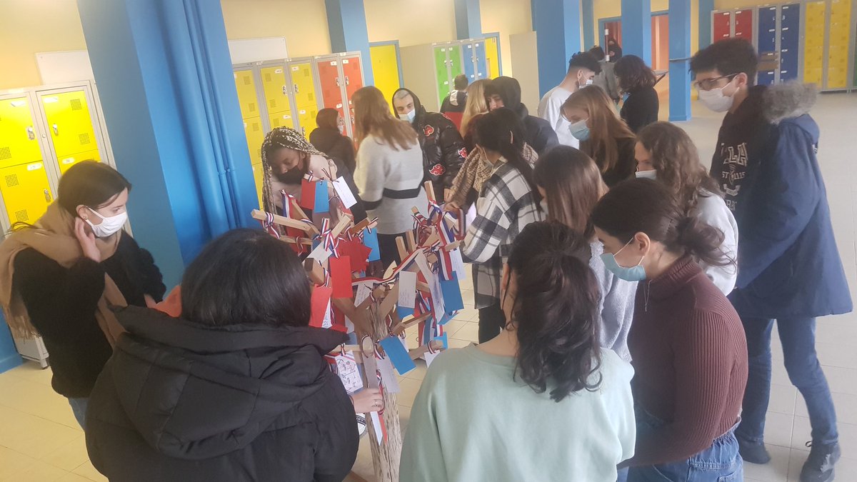 baillyseverine's tweet photo. Les étudiants de BTS GPME2 du @lycee_pergaud met à l'honneur la Laïcité ce 9 décembre 2021. Ils ont écrit des Maximes et les ont déposé  sur l'arbre de la Laïcité. https://t.co/8dE8siSGlS
