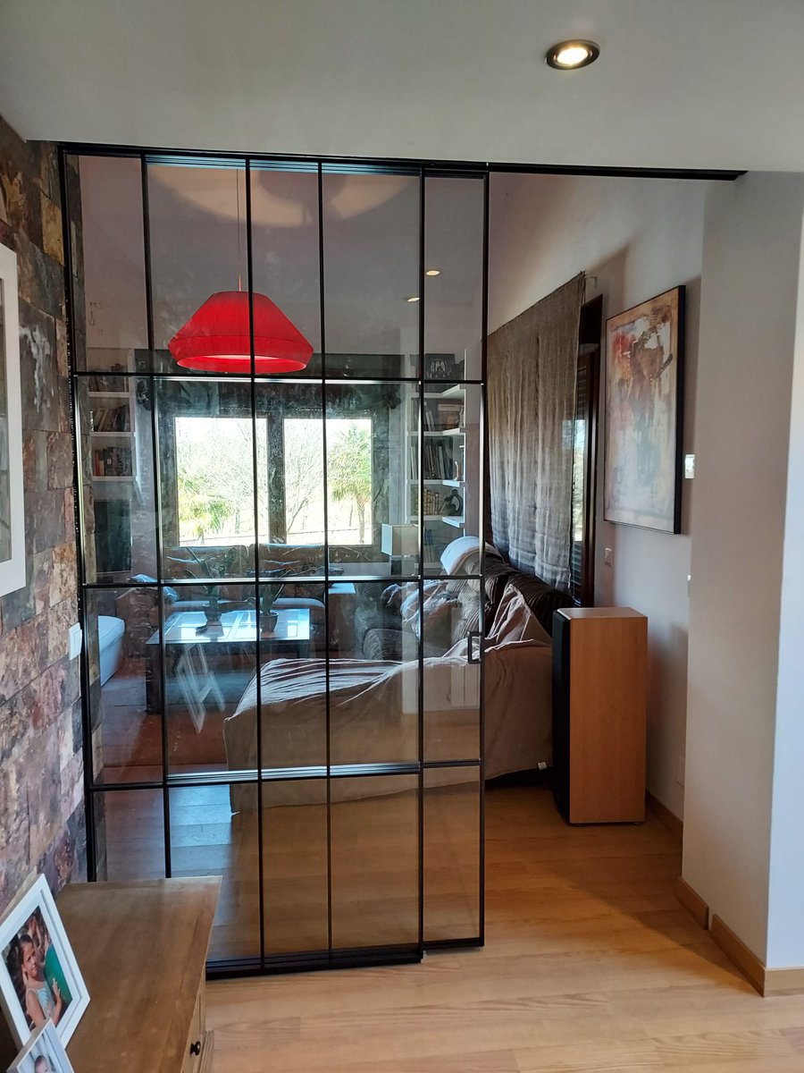 Levidrio's tweet photo. [Proyecto] Puerta corredera modelo industrial para separar estancias, en domicilio particular.

#ampliamostuespaciovital https://t.co/IJ347HQHkz