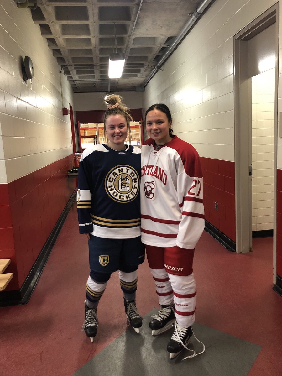 Teammates last year at <a href="/OkanaganHockey/">Okanagan Hockey Group</a> 🇨🇦this year opponents for their 1st year of university <a href="/RedDragonPride/">Cortland Athletics</a> <a href="/CantonWHockey/">SUNY Canton Whockey</a>🥅 love watching my daughter make those lifetime connections