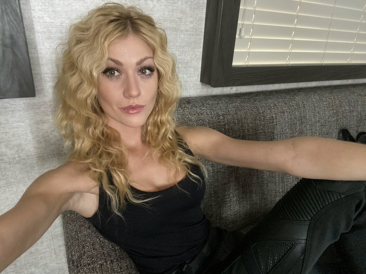 Kat_McNamara's tweet photo. Holy Smoaks! #THEFLASHARMAGEDDON Part 5 is coming… and so is Mia Queen. Get ready… 🏹💚⚡️ @cwtheflash @thecw #theflash #miasmoak #miaqueen #greenarrow https://t.co/u5Bu1IQOEw https://t.co/39qVMRVATx