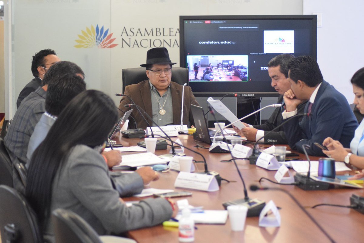 En <a href="/EducacionAN/">CECCYT</a>, el presidente <a href="/ManuelMedinaQ/">Manuel Medina</a> solicita la lectura del informe del oficio del <a href="/FinanzasEc/">Economía Finanzas Ec</a> respecto al aumento salarial para docentes, por parte del secretario.