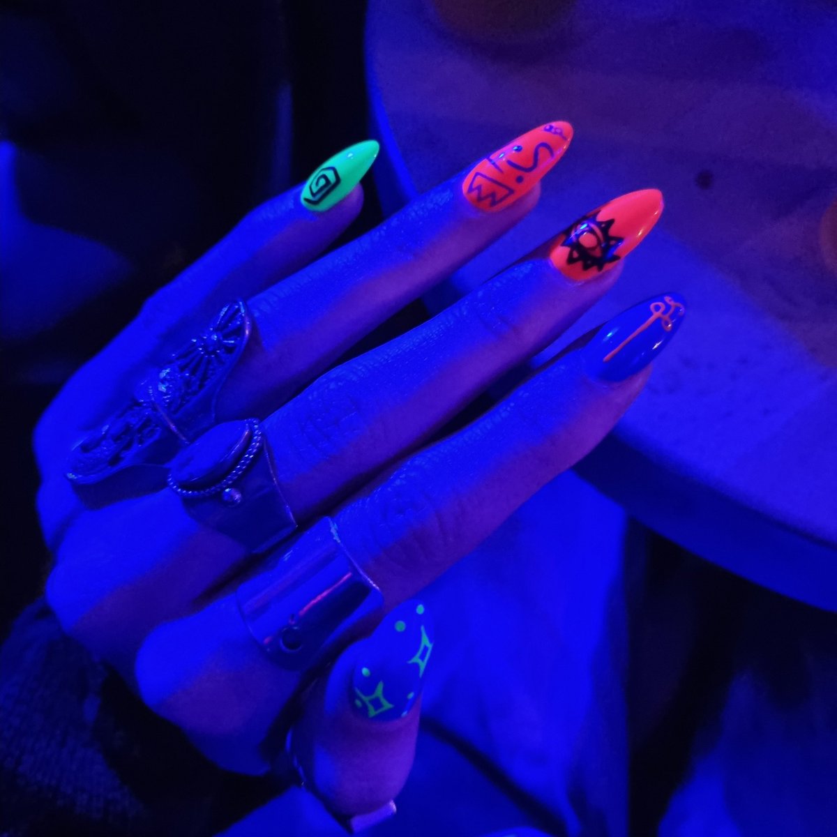 LaSentimentale's tweet photo. Les ongles s'illuminent 💥💅🏻 https://t.co/uXsch8yHSC