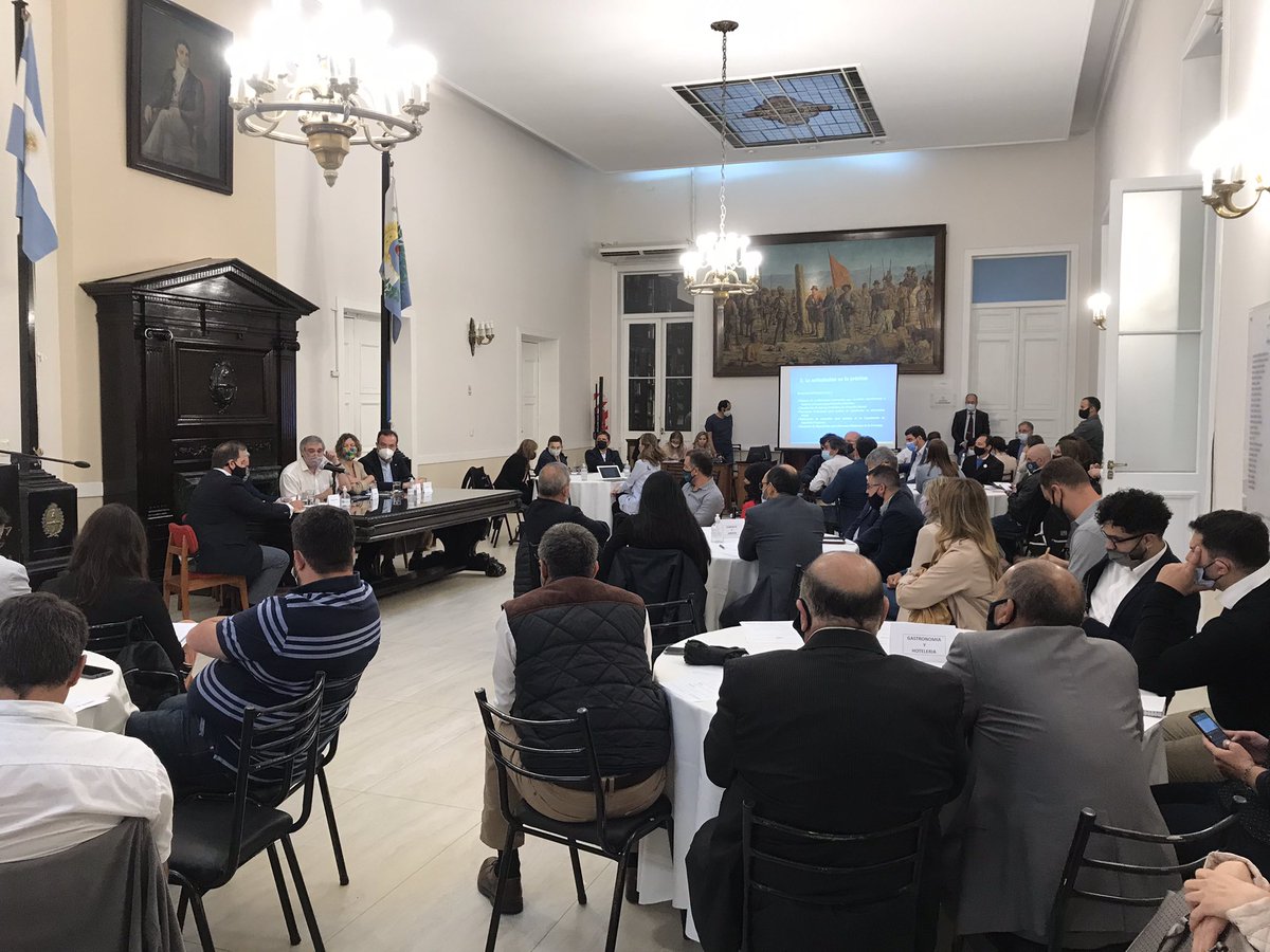 La DGE - Ministerio de Economía coordinando las mesas de intercambio sobre Educación y Trabajo con el sector empresario y productivo, para construir la nueva actualización educativa que necesita la Provincia. <a href="/educacioncba/">Ministerio de Educación de la Provincia de Córdoba</a> <a href="/JoseThomasOk/">José Manuel Thomas</a> <a href="/petilombardi/">Andrés Peti Lombardi</a> <a href="/MarioAbedok/">Mario Abed</a> <a href="/Alezlotolow/">Alejandro Zlotolow</a>