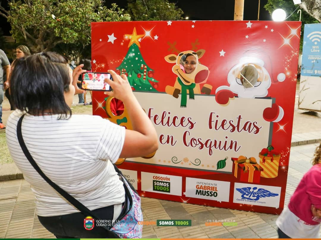 🎅En la noche de ayer, nos encontramos en Plaza San Martín para compartir con alegría y buenos deseos el tradicional encendido del Árbol Navideño; que nos acompañará estas fiestas llenándonos de esperanza, prosperidad y unión. 🎄🌟👏