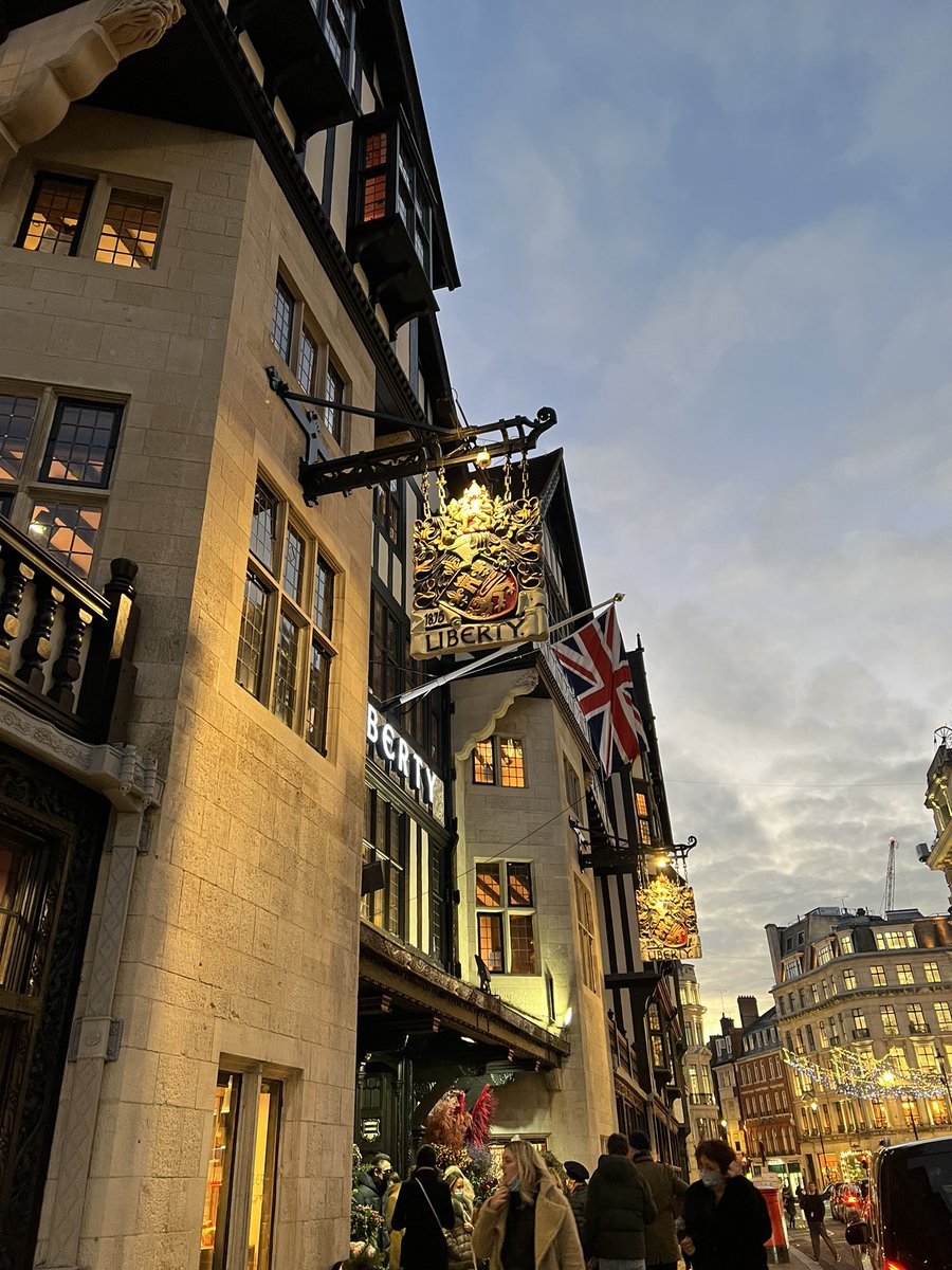 DrElgnt's tweet photo. Liberty #London https://t.co/xyTjUGriNV