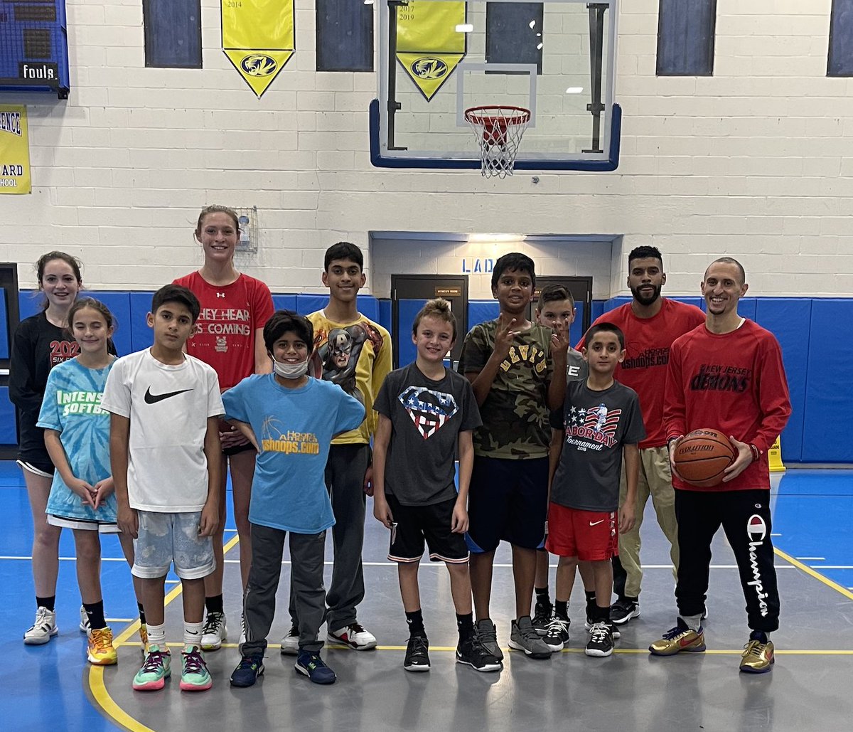 ushoops's tweet photo. Wow! Girl just awarded #Outstanding8thGrader in yesterday's @ushoops workout
Waiting on that proverbial #SlipperySlope with #BatedBreath for today's #NOC National Ranking (No One Cares) & see if she's Top10?!
Nah, just another day at "HOOPS". #WeWorkingHere @ashkreiger @Mai_EMS https://t.co/WS5zc7MVqS