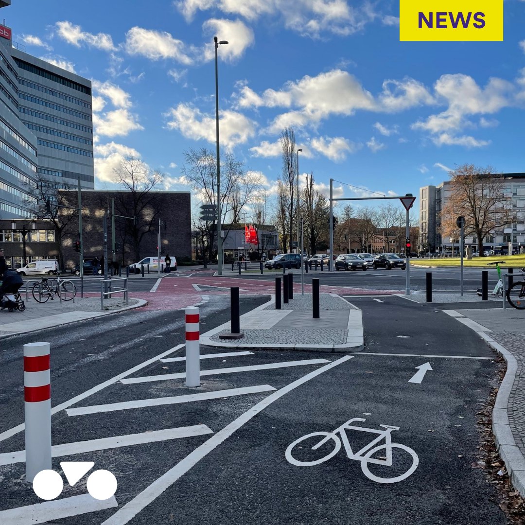 Die Einbahnstraße #Ahornallee im Westend ist nun für Radfahrende in beide Richtungen frei, die Einmündung wurde umgebaut und mit #Pollern versehen. 😍 Eine neue Zwei-Richtung-Radampel ermöglicht es zudem, sicher über den #Kaiserdamm in die Ahornallee zu kommen. 💚 🚥 🚴