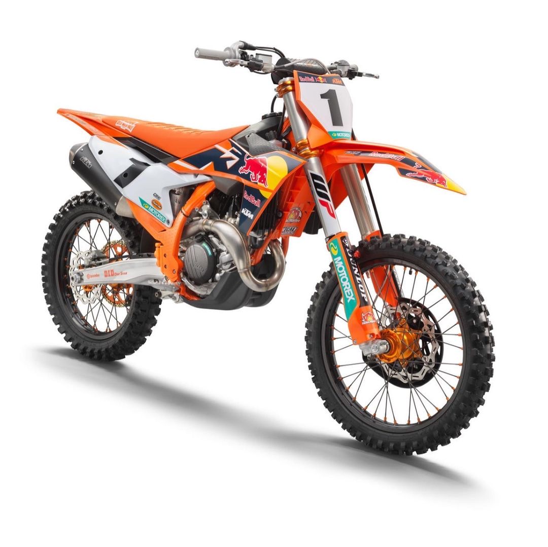 RideDunlop's tweet photo. The 2022.5 models are rolling in.. @ktmusa chooses to mount up the Dunlop Geomax MX33 tires once again on their all-new 450 SX-F FACTORY EDITION! #RideDunlop #KTM #450SXF #FactoryEdition #Geomax #MX33 #ReadyToRace https://t.co/8N9McoBYLC