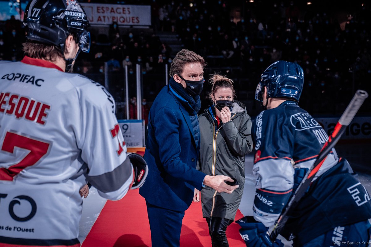 DucsdAngers's tweet photo. Présents au coup d'envoi et lors de la rencontre de @LigueMagnus contre les @BoxersBordeaux pour nous parler de @LoireOpen, @nmahut et @ppauline86 avaient donné rendez-vous aux @DucsdAngers pour la troisième journée du tournoi. https://t.co/1GLk2JHcB2