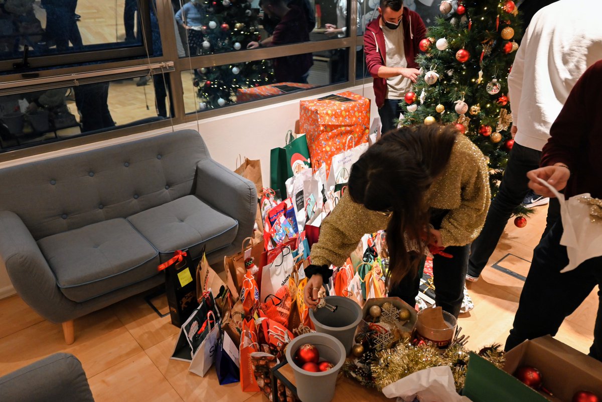 TailWindEMEA's tweet photo. Holidays are already here at the #TailWind offices! ✨ 

Our teams around EMEA spent the day yesterday putting up festive decorations and exchanging their secret #Santa gifts! What a well-spent day! 

Happy Holidays to all! 🎁 

#SeasonGreetings #HappyHolidays #decorations https://t.co/dh0KMTsdxJ