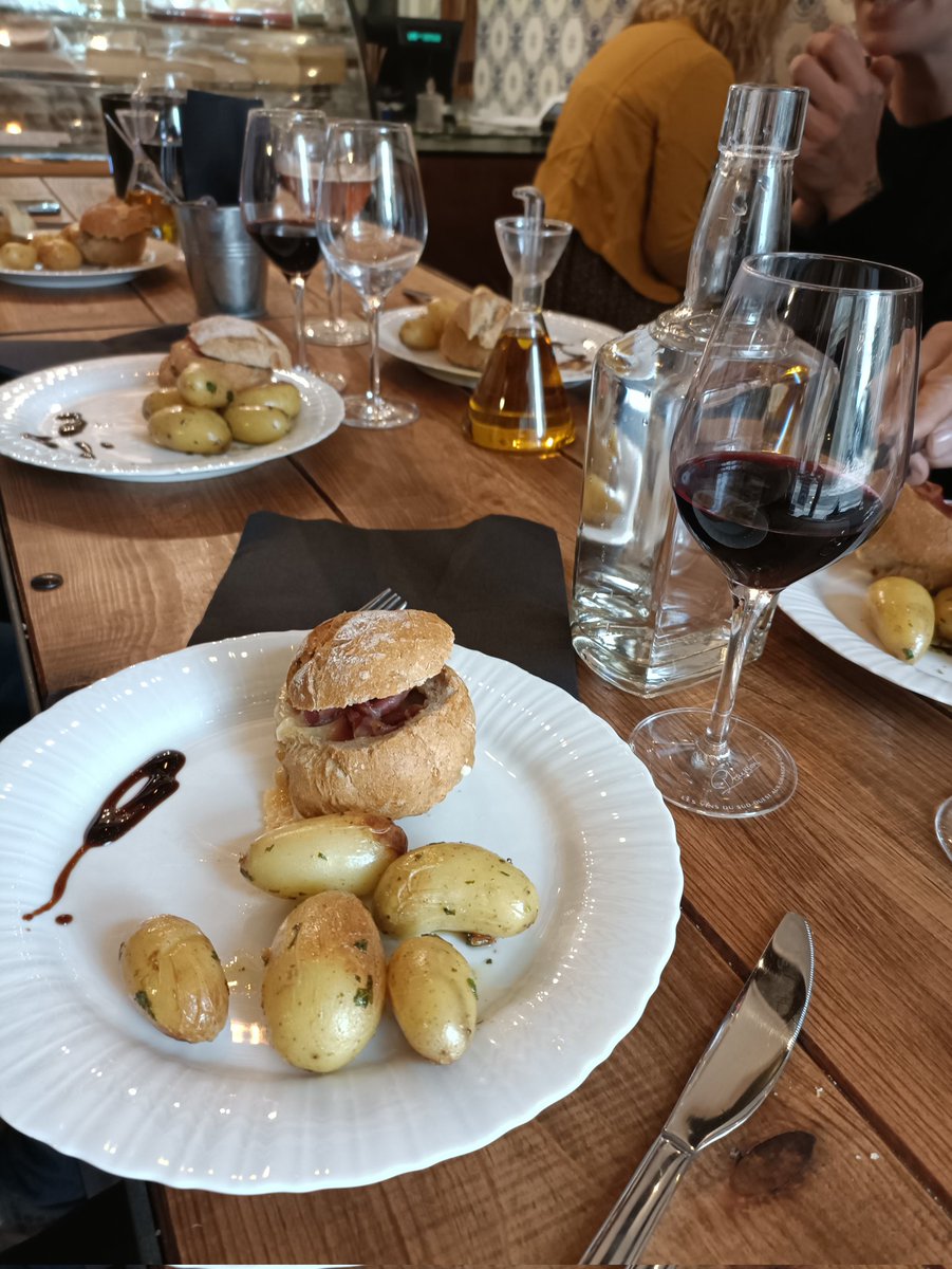 jaguinalin's tweet photo. Ce midi on teste le nouveau bar à fromages L'EN K à Auch 👍 et on en profite pour organiser les prochains Apéros #Entrepreneurs du #Gers à partir de janvier 🍷🥳 https://t.co/ALRdhu1cPn