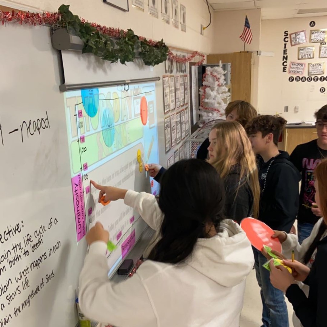 ReedsSpringHS's tweet image. Today students in Ms. Berry's class are creating a life sized diagram and plotting stars based on their luminosity and temperature. #WolvesAtWork #TheoryThursday #AcademicExcellence #ONEwiththePACK @addison_berry