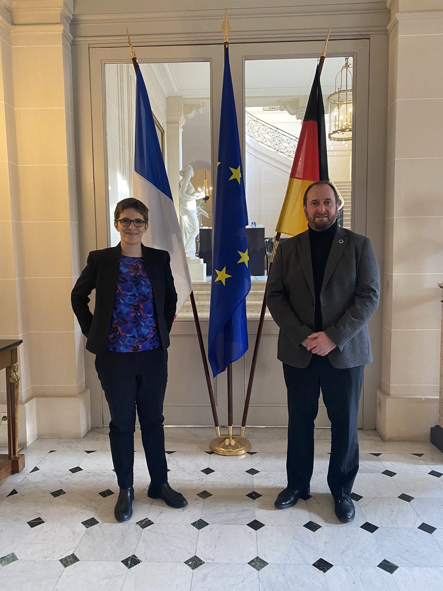 christophearend's tweet photo. Un honneur d’avoir pu échanger, tout juste après sa prise de fonction, avec la secrétaire d’état aux affaires 🇪🇺allemande @AnnaLuehrmann
Nous avons évoqué les nombreuses avancées 🇩🇪🇫🇷#CCT #APFA @dfbf_fcfa @pour_forum #MOSAR #TraitéAix
Il nous reste tant à faire #Ensemble 🇪🇺 https://t.co/D780o7BpSH