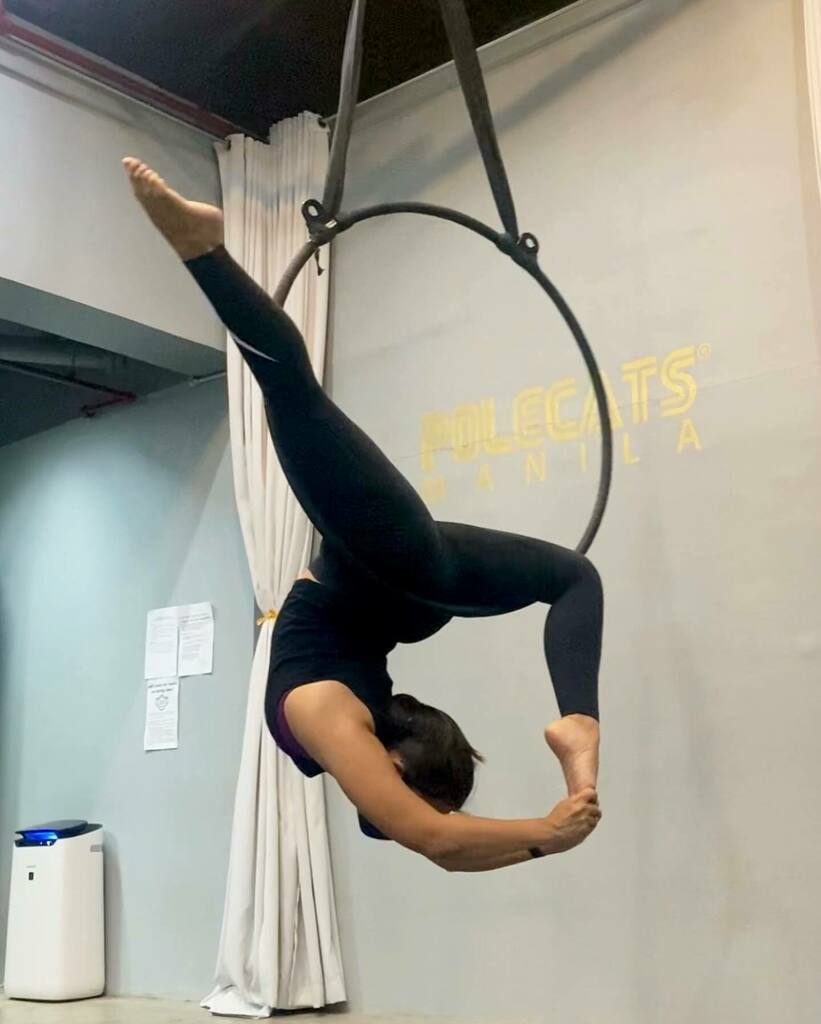 mikkomix's tweet photo. So many beautiful shapes at tonight’s @polecatsmanila hoop class, but this one was such a huge win!! 💛

When teacher @ahlexleyva said she thought I could do this needle shape, I said I would try. 😍 Spot her doing a happy dance. 

Thank you to my supp… https://t.co/OG3fWOIbFg https://t.co/5SDmlyNutD