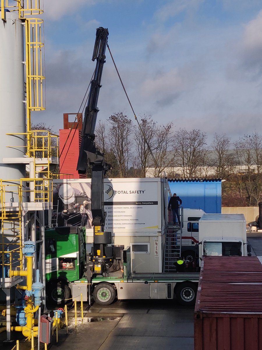 Total Safety Europe schenkt lescontainers aan het Reddingscentrum Vicky &amp; Alexis op de PLOT-Veiligheidscampus. De internationale veiligheidsfirma wil zo steentje bijdragen aan het trainen van reddingshonden en brandweermedewerkers. Lees meer: brandweerschool.plot.be