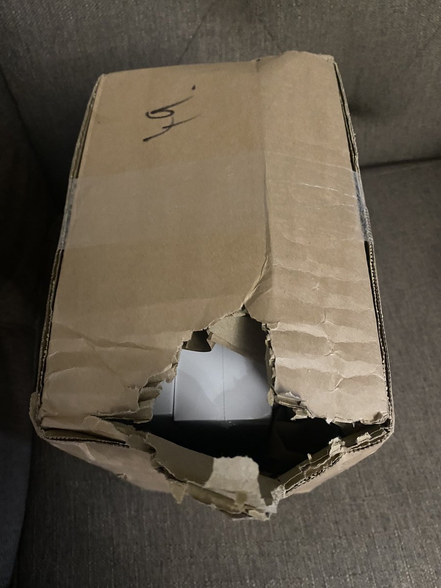MrsWlt1007's tweet photo. Do we think the @Hermesparcels man was trying to have a look at what iPads we had in our parcel? Or do we think it’s coincidence that the hole is the perfect size to see the side of the iPad box? #hermes #hermesfail #hermesdelivery https://t.co/9Q6cy13GDZ
