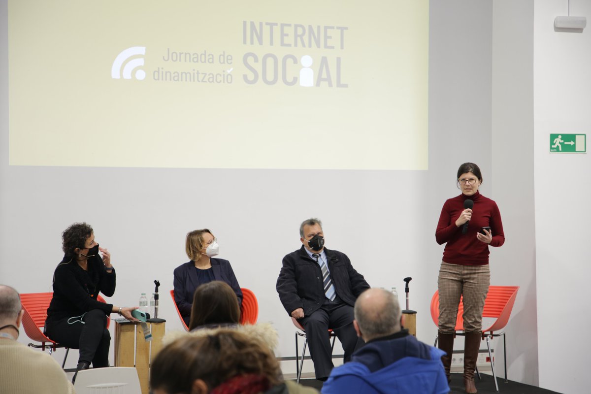 🗣️Claudia Matera d'<a href="/AllDigitalEU/">All Digital</a>: "El pla de Educació Digital de la UE és un sistema de competències i habilitats digitals per poder formar a les persones educadores. També està pensat per començar aquest formació digital des de l'educació secundària" #STEAMOnEdu #JdIS2021